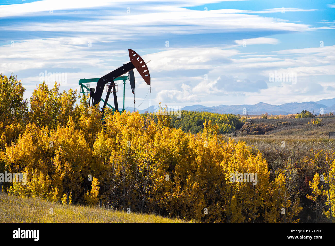Öl-Bohrschwengels in der Nähe von Longview Alberta Kanada in der Herbstsaison Stockfoto
