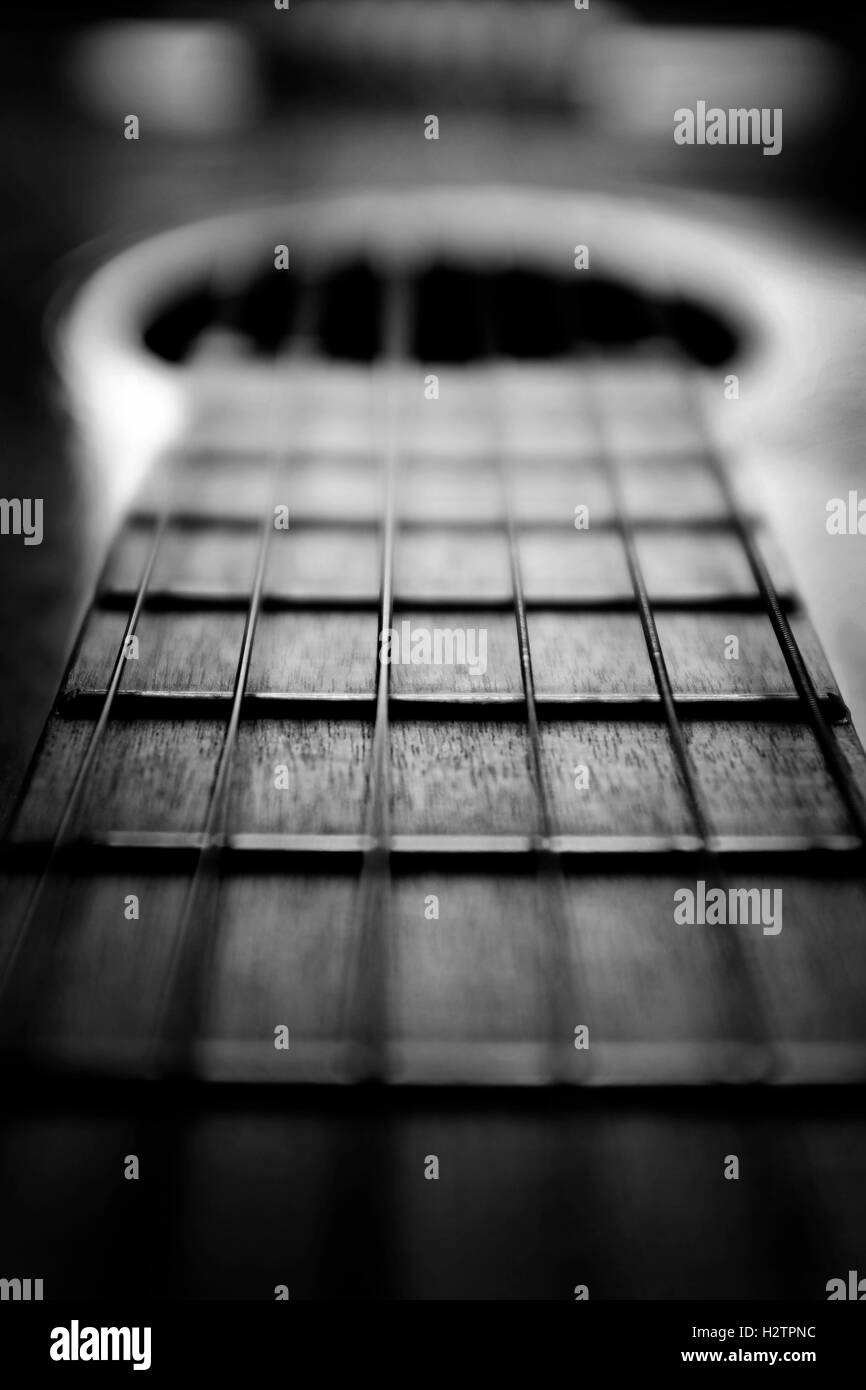 Nahaufnahme Detail von Gitarrensaiten zum Abspielen von Musik Stockfoto