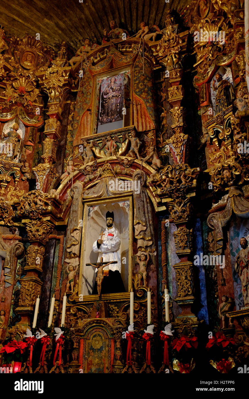 Innenraum der Kirche Kapelle mit religiösen Symbolen Stockfoto