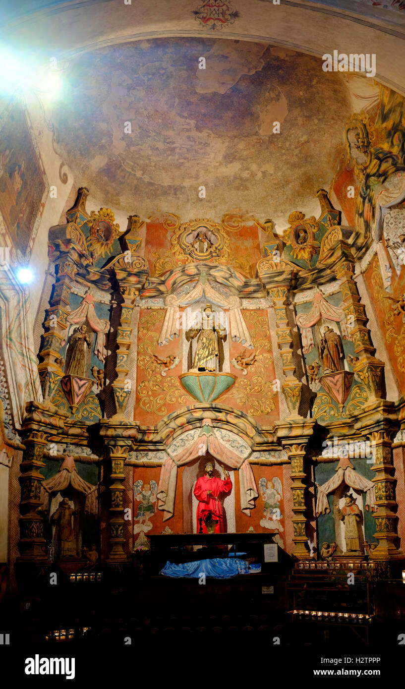 Innenraum der Kirche Kapelle mit religiösen Symbolen Stockfoto