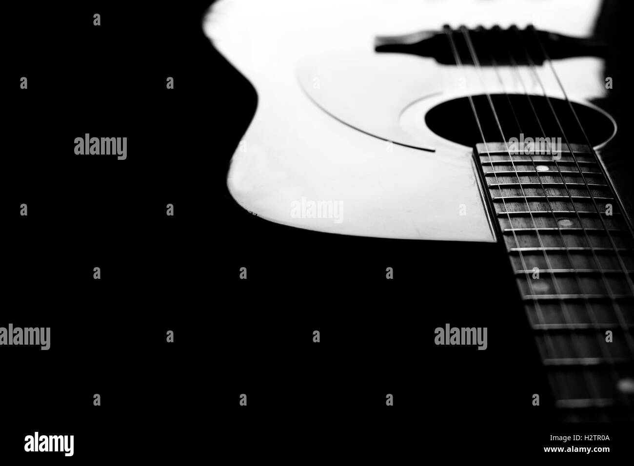 Nahaufnahme Detail von Gitarrensaiten für die Wiedergabe von Musik Instrument Talent klimpern Geklimper Stockfoto