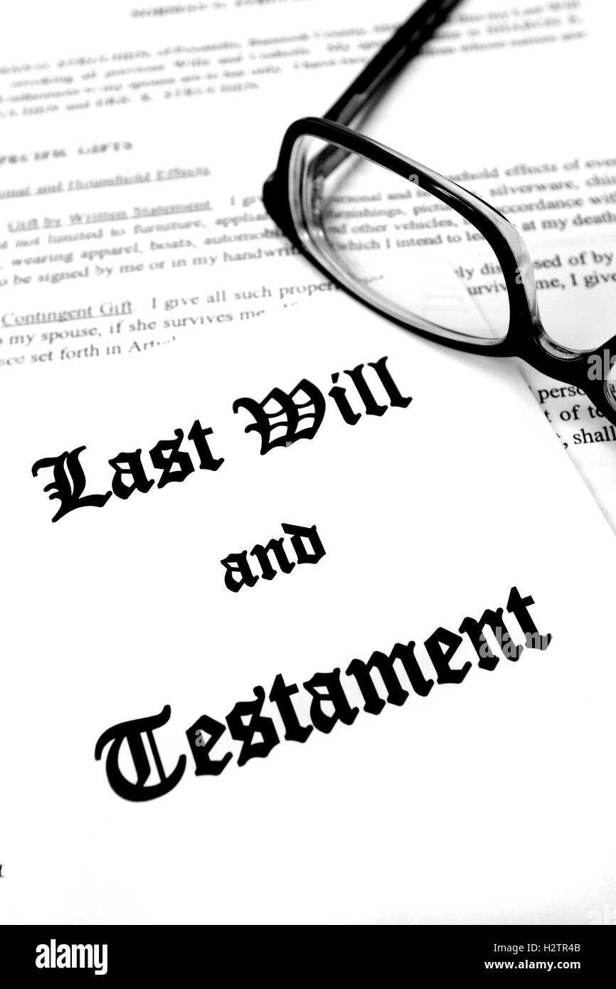 Umschlag mit letzten Willen und Testament und eine Lesebrille Stockfoto