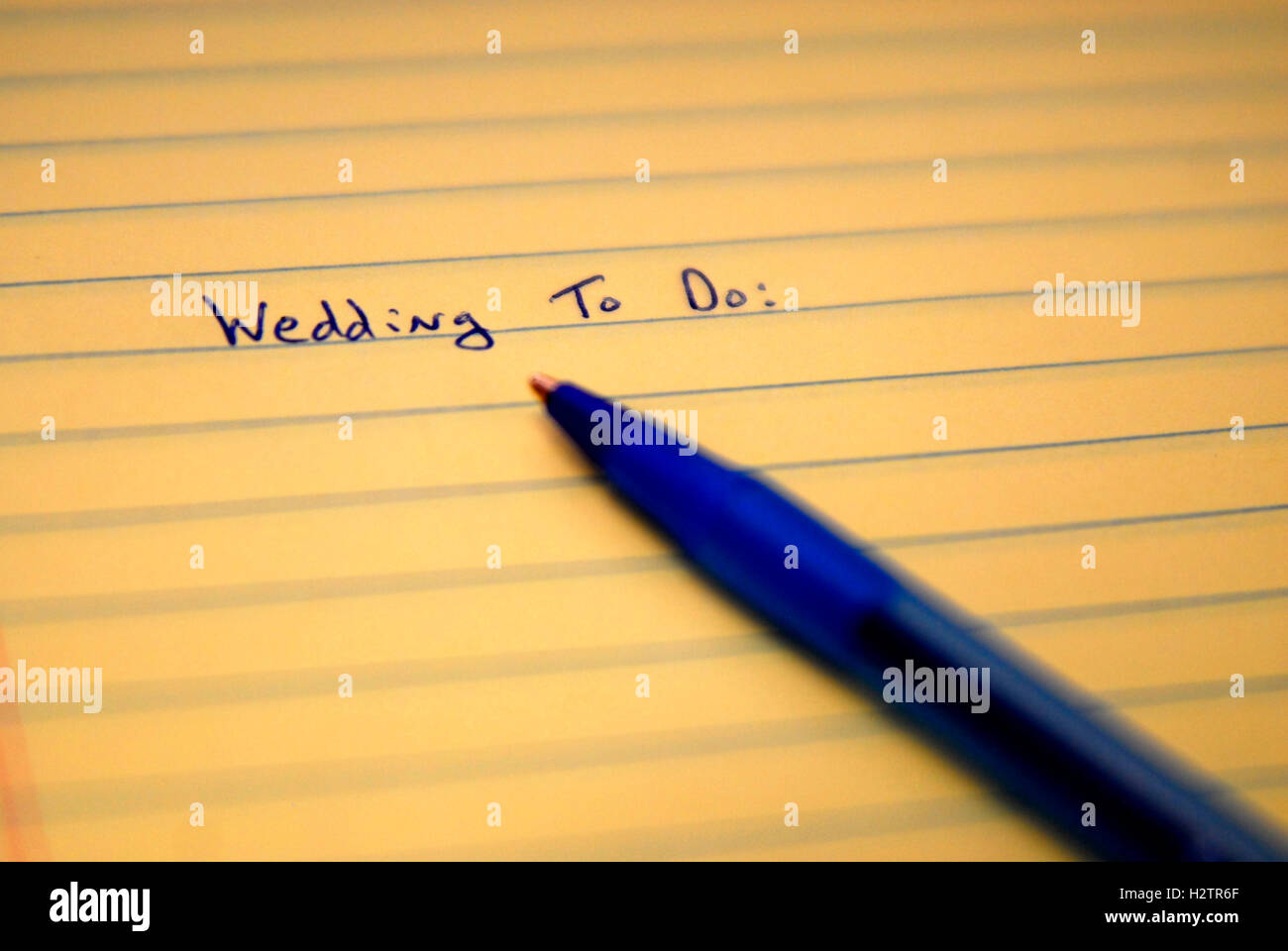 Hochzeit zu tun Liste mit blauen Stift auf Papier geschrieben Stockfoto
