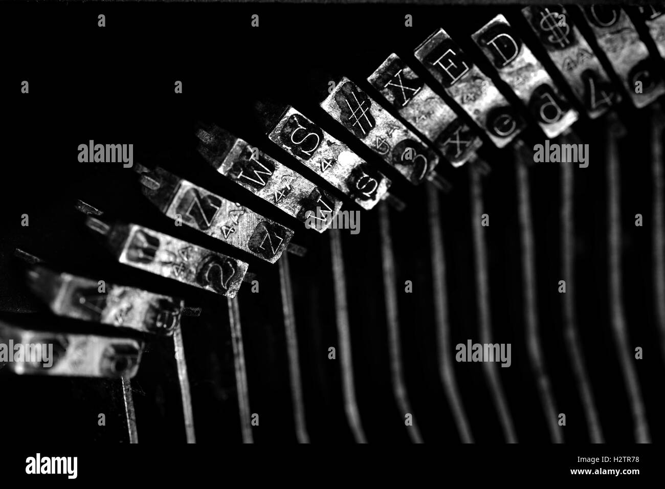 Detail-Nahaufnahme der alten Schreibmaschine Stürmer Tasten für das Schreiben von Kommunikation Stockfoto