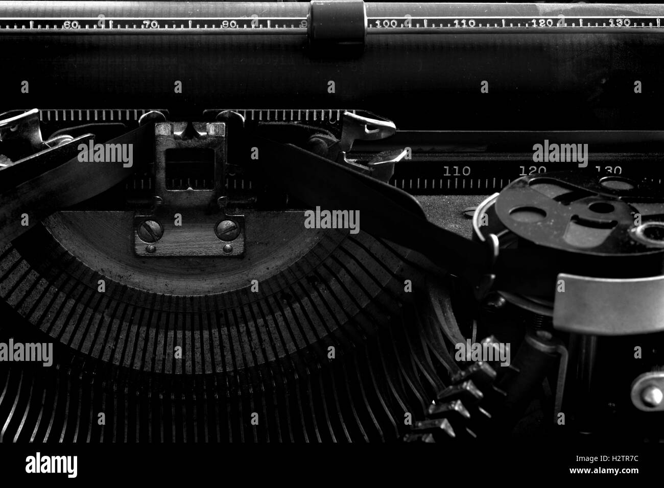Detail-Nahaufnahme der alten Schreibmaschine mit Papier zum Schreiben von Kommunikation Stockfoto
