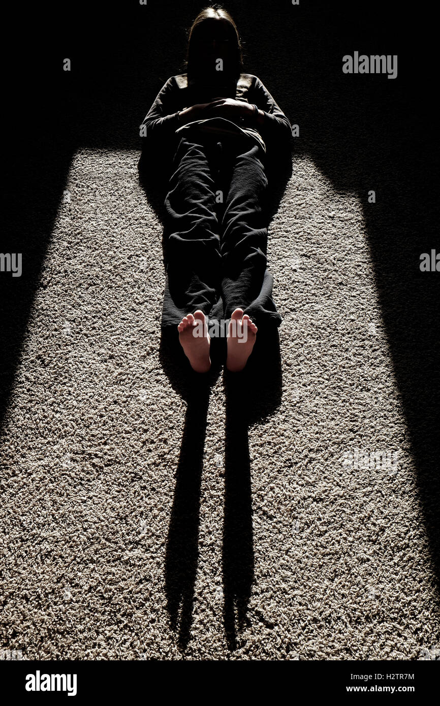 Sonnenlicht verursacht Schatten der Person liegend am Boden Füße Beine Kopf Stockfoto