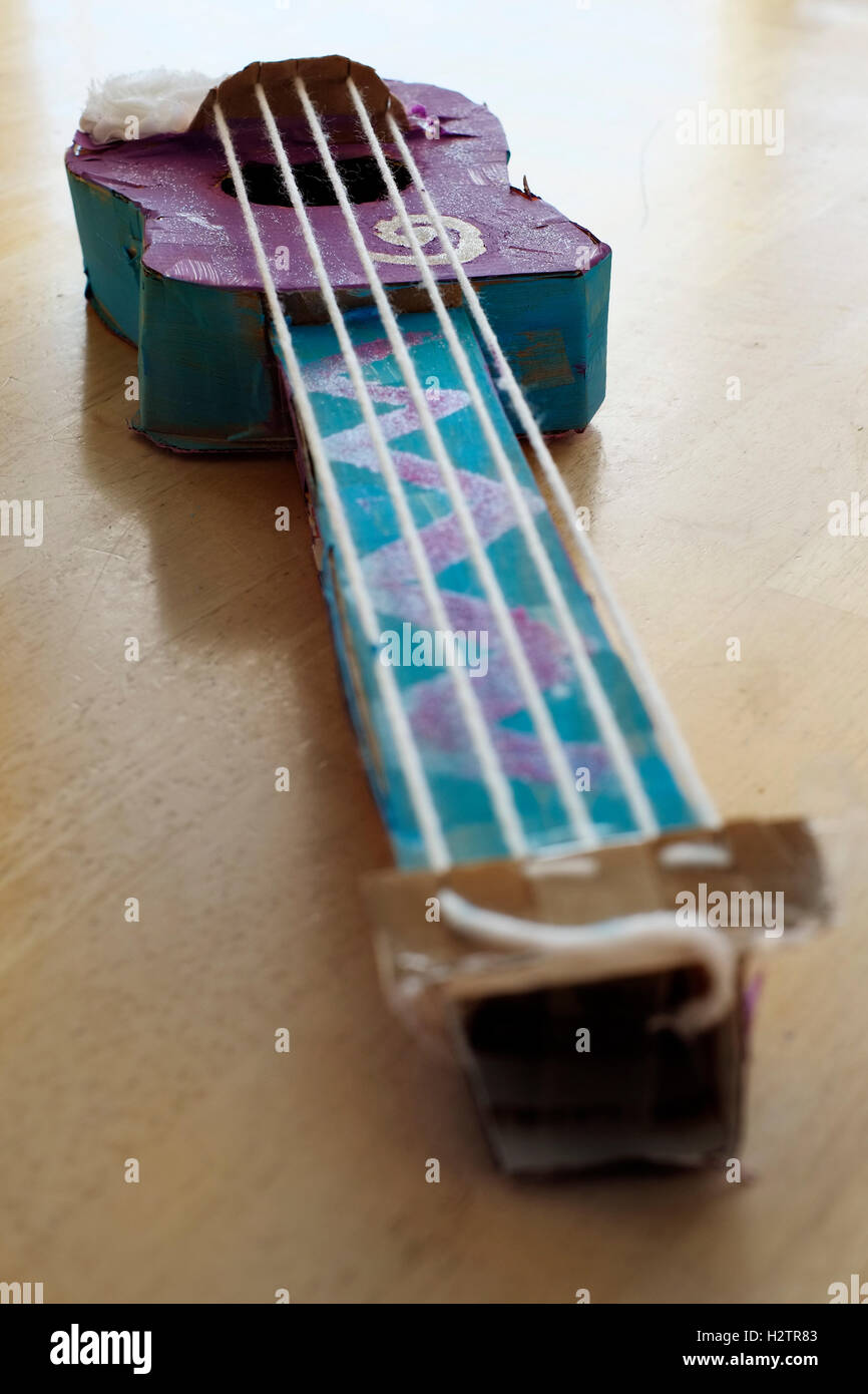 Nahaufnahme Detail Spielzeug Violine Streicher und Farben Stockfoto