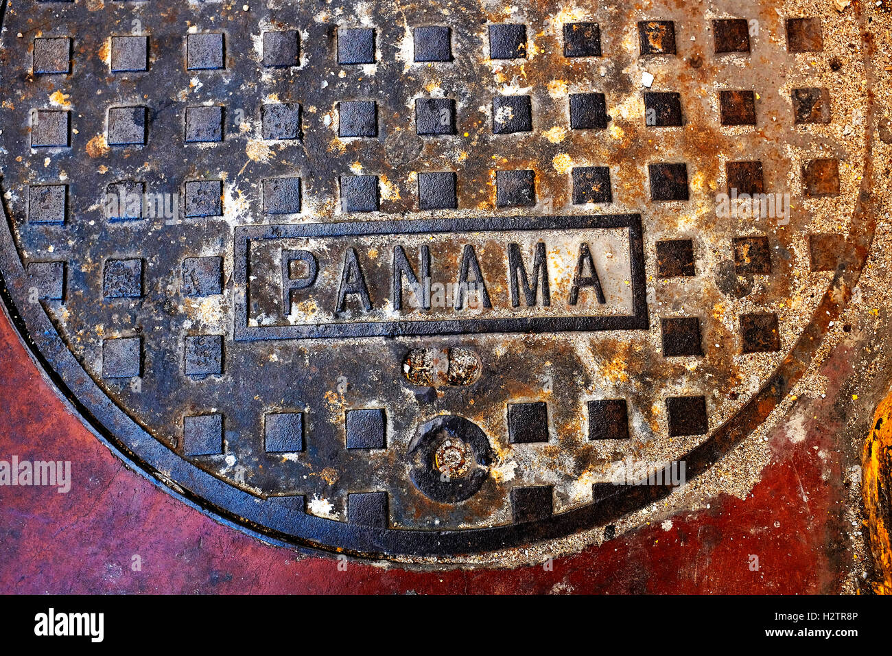 Detail der Panama Zeichen Mann Loch Abdeckung Eisenmetall bunt Stockfoto