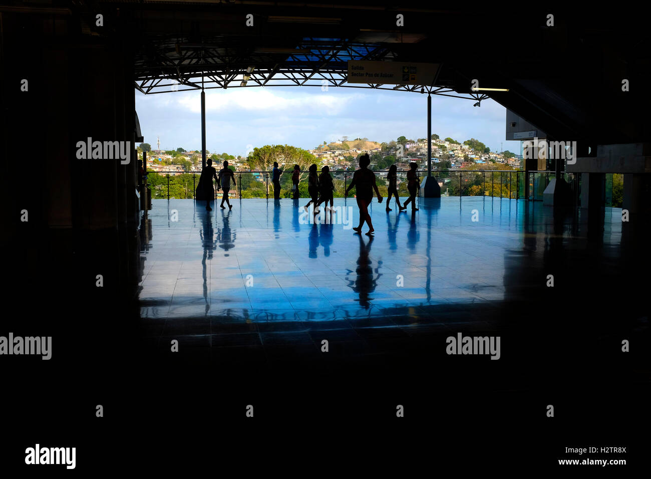 Detail im Inneren Transport Station mit Menge Passanten Silhouette Reflexion Stockfoto