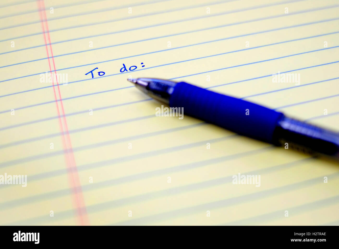 Nahaufnahme von schriftlich auf Papier mit blauen Stift, Organisation und Planung Liste zu tun Stockfoto