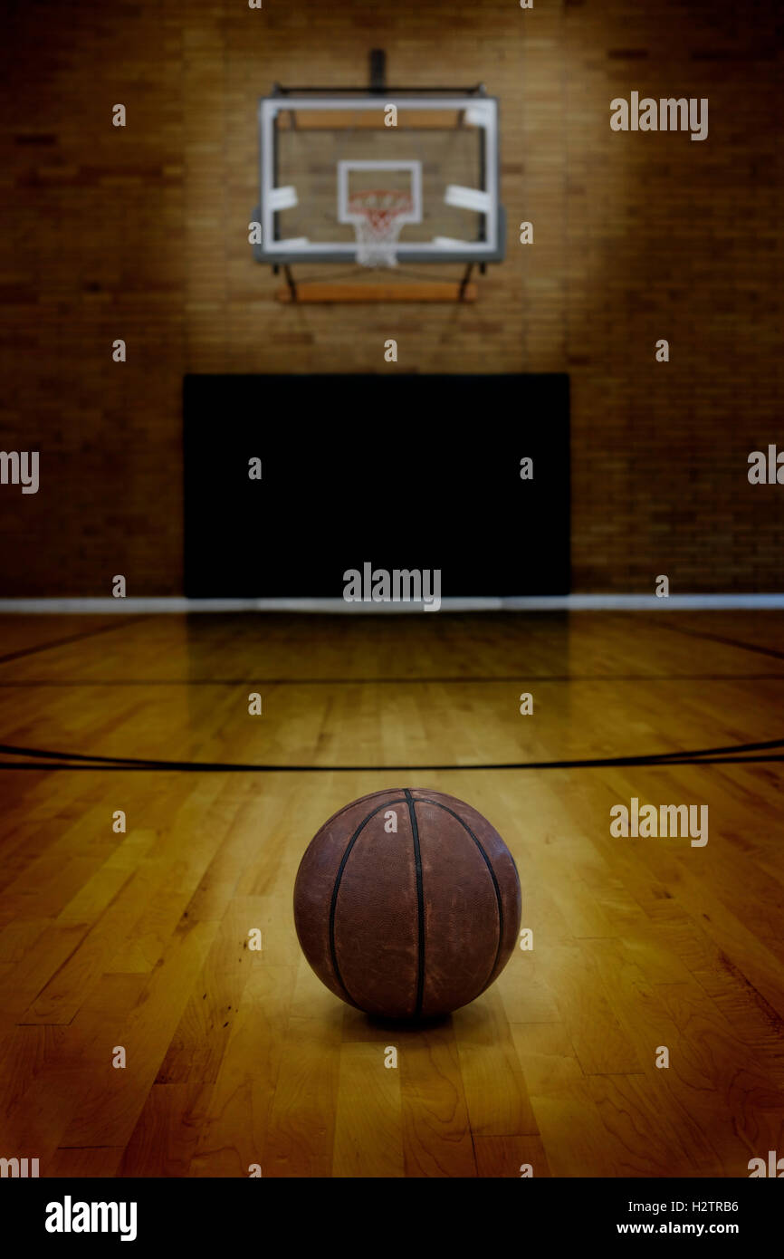 Basketball am Boden der leeren Basketballplatz Stockfoto