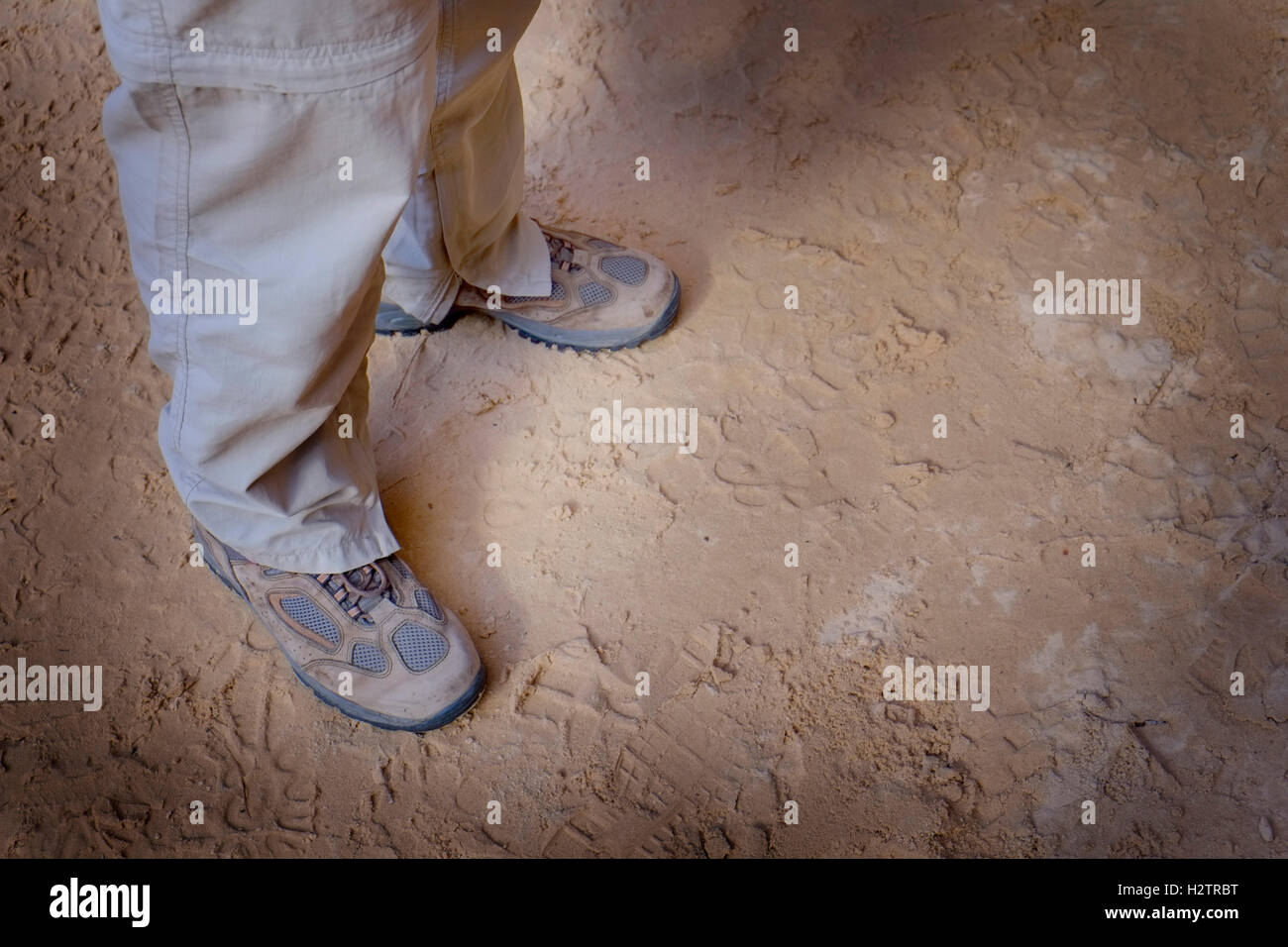 Wanderer Wandern tragen Stiefel schlammig sitzt auf Felsen Stockfoto
