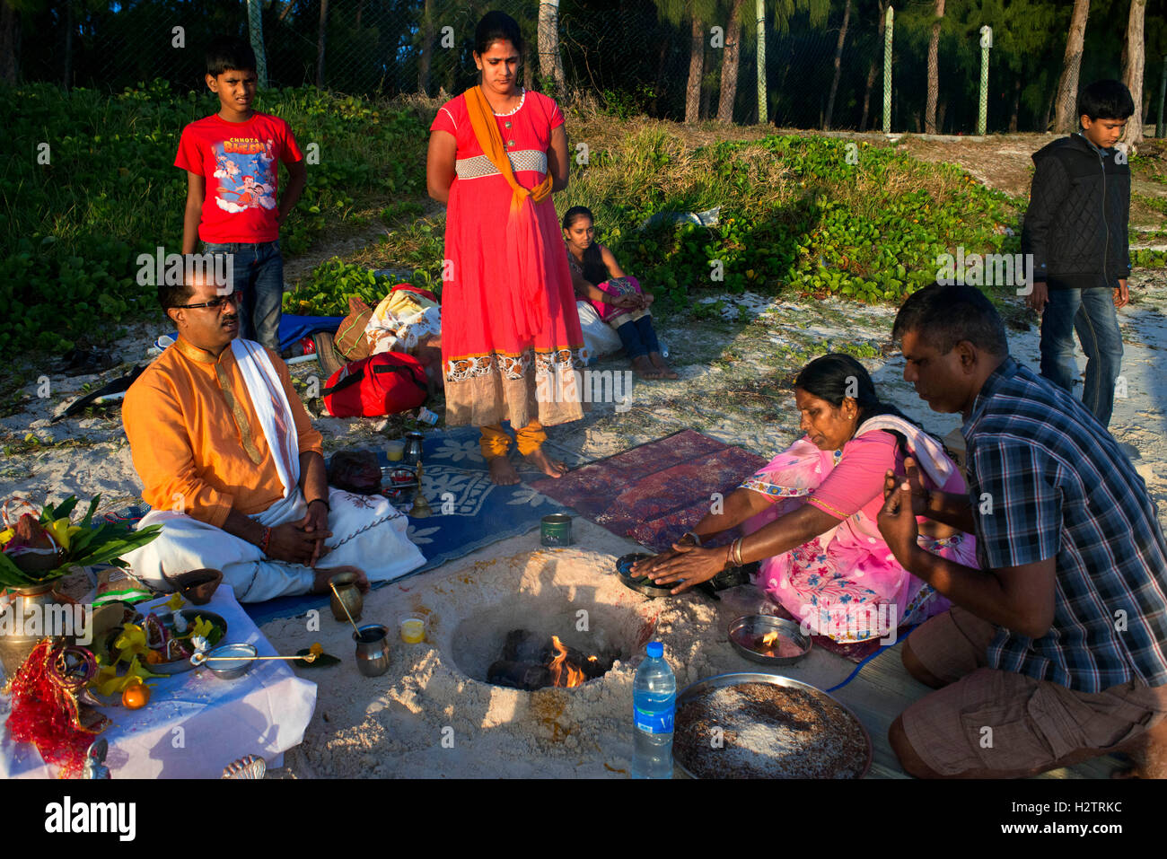 Ganga Snan (Asnan) Hindu, Festival, Hindu-Familien machen Puja am Strand von Belle Mare, Mauritius-Insel. Stockfoto