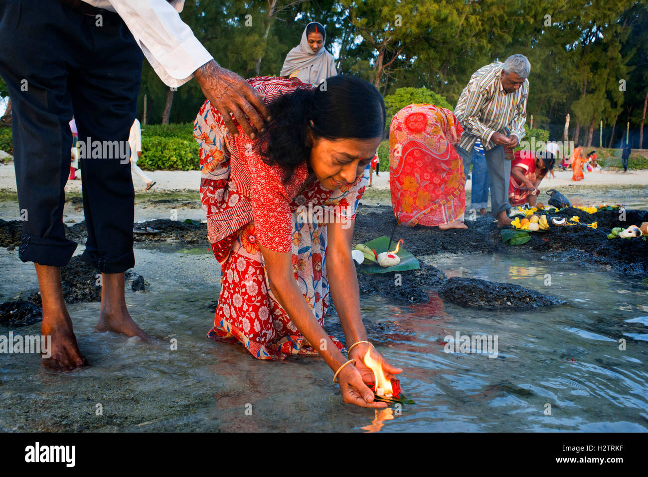 Ganga Snan (Asnan) Hindu, Festival, Hindu-Familien machen Puja am Strand von Belle Mare, Mauritius-Insel. Stockfoto