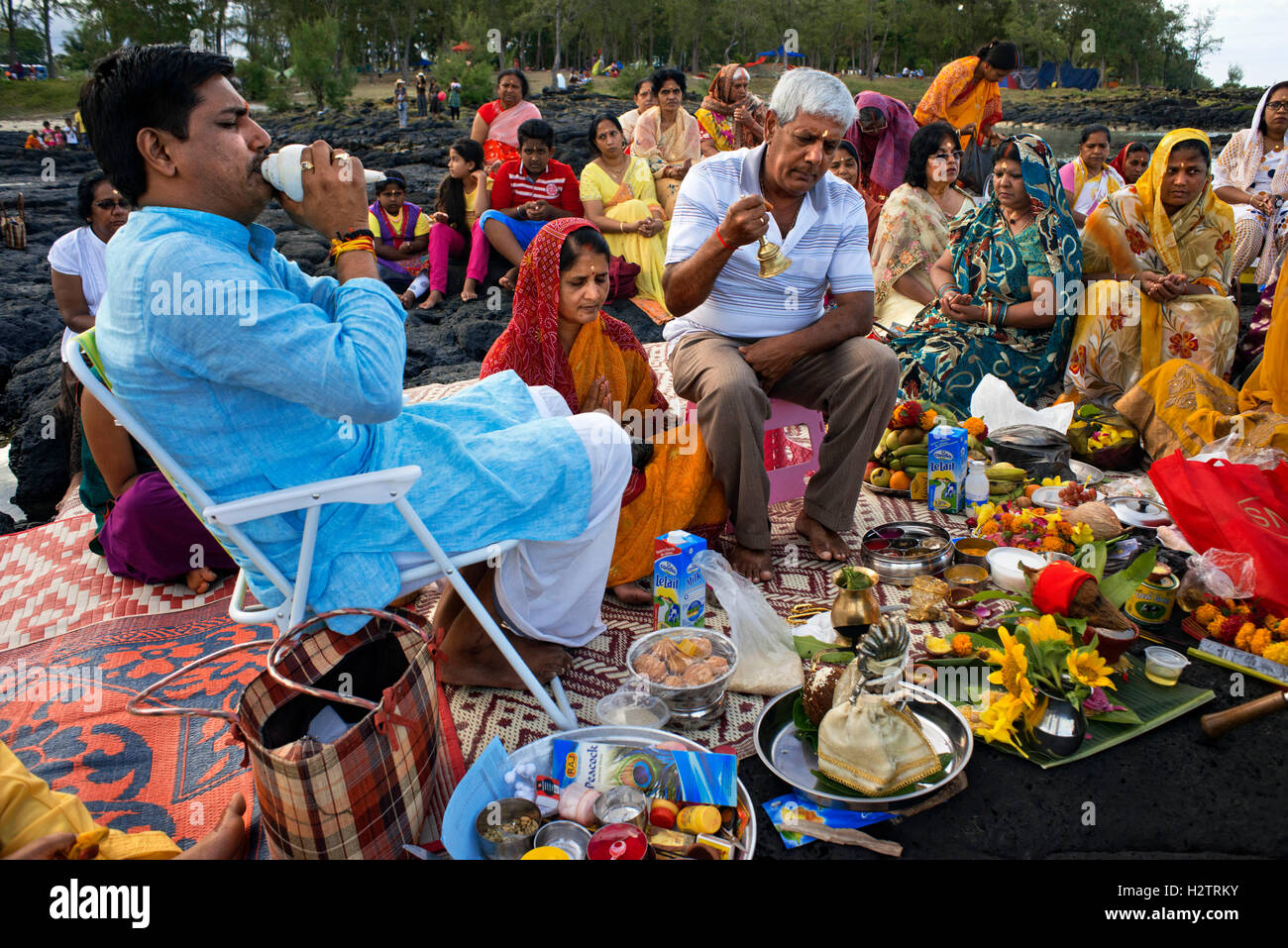 Ganga Snan (Asnan) Hindu, Festival, Hindu-Familien machen Puja am Strand von Belle Mare, Mauritius-Insel. Stockfoto