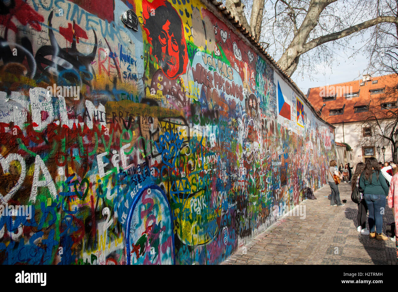 John-Lennon-Mauer in Prag. Nach seiner Ermordung im Jahr 1980 war es eine politische Graffiti Protest von der junge Tscheche Stockfoto