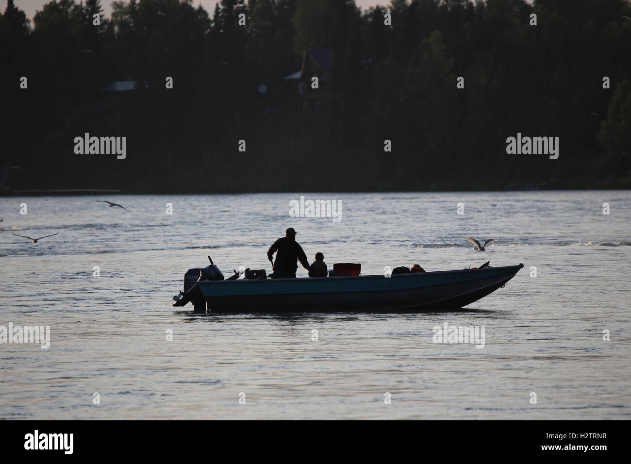 Alaska-Fischer und Boot am Kenai River in der Abenddämmerung Stockfoto