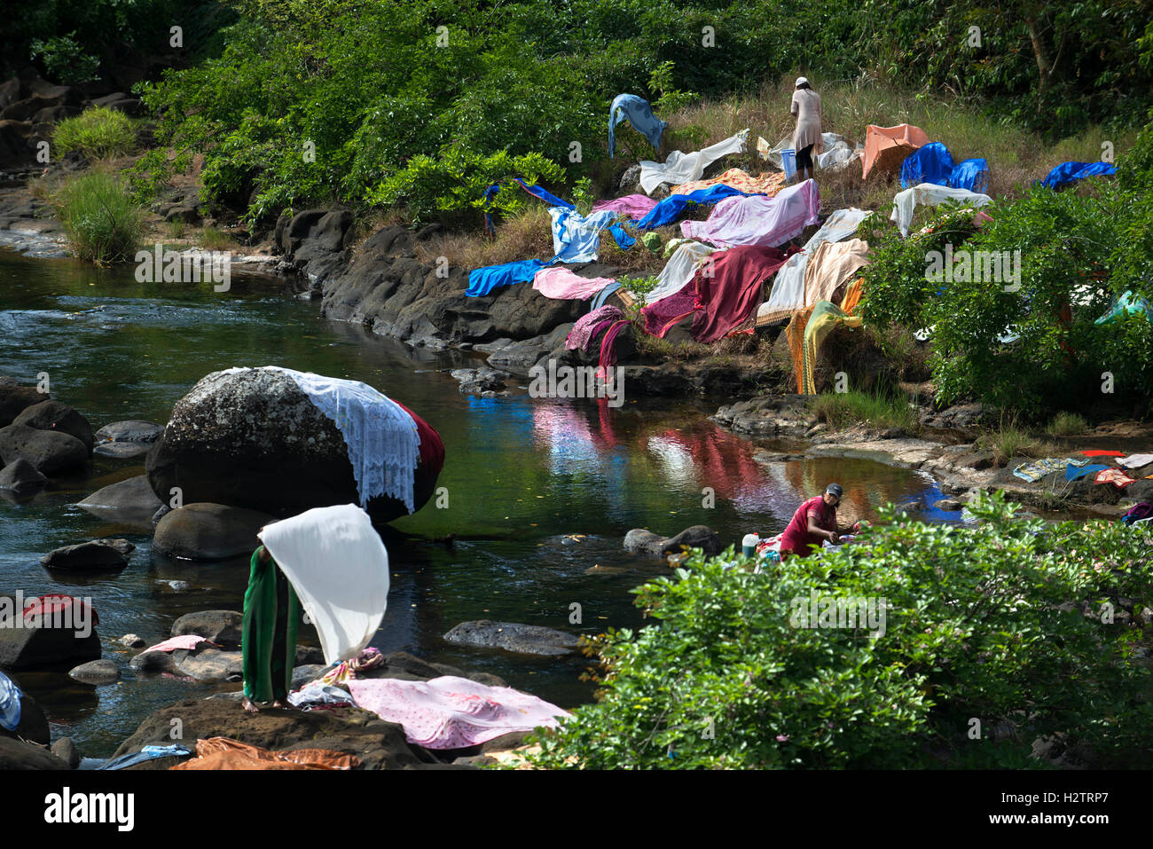 Waschtag in den Fluss, die Insel Mauritius. Stockfoto