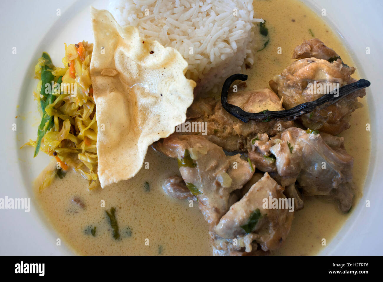 Mauritische kreolischer Küche mit Vanille zubereitet und serviert im Saint Aubin House Restaurant in Mauritius. Reis und Huhn. Stockfoto