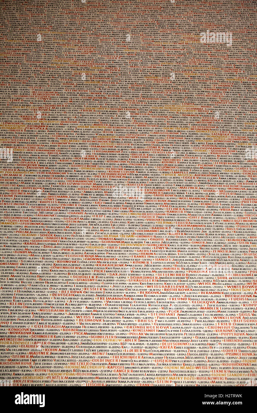 Holocaust Memorial Wände mit Namen der Opfer in die Pinkas-Synagoge, Alter jüdischer Friedhof Prag Stockfoto