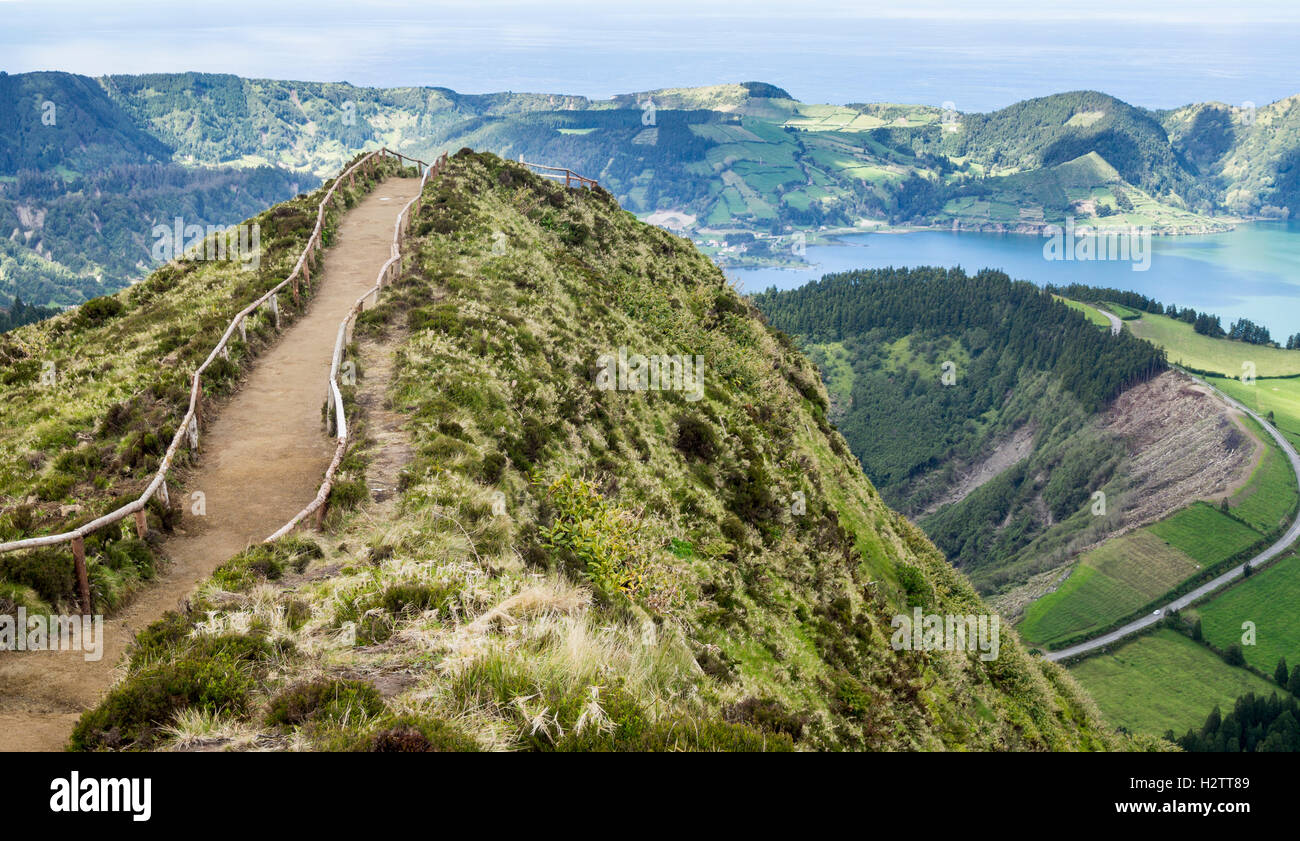 Pfad zum Aussichtspunkt & die Straße unten. Ein Feldweg mit hölzernen Geländer Winde über die Hügel zu einem spektakulären Aussichtspunkt Stockfoto