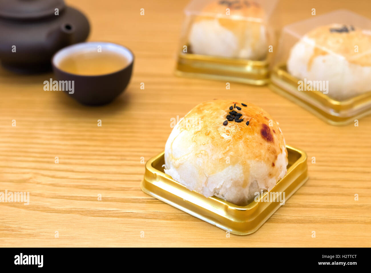 traditionelle chinesische Kleinigkeit erhaltene Ei Kuchen mit Tee auf einem Holztisch Stockfoto