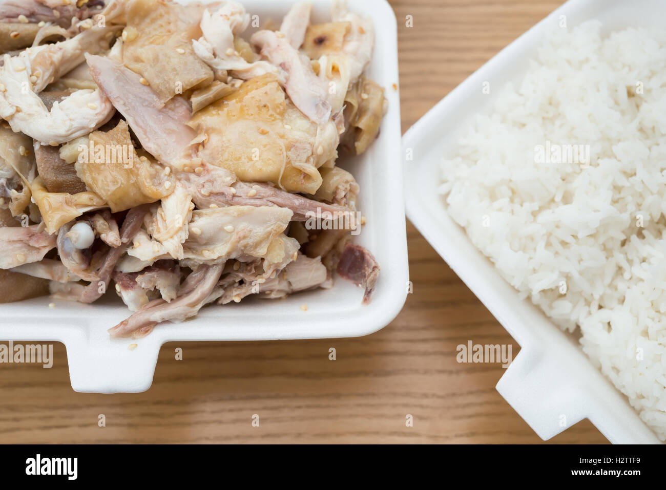 nehmen Sie Fast-Food von gekochtem Hühnerfleisch mit Reis in der Nähe Stockfoto