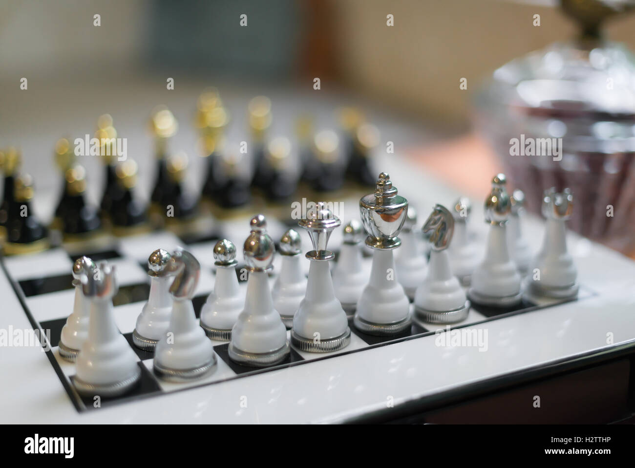 teure Schachbrett mit Schachfiguren zu Hause Stockfoto