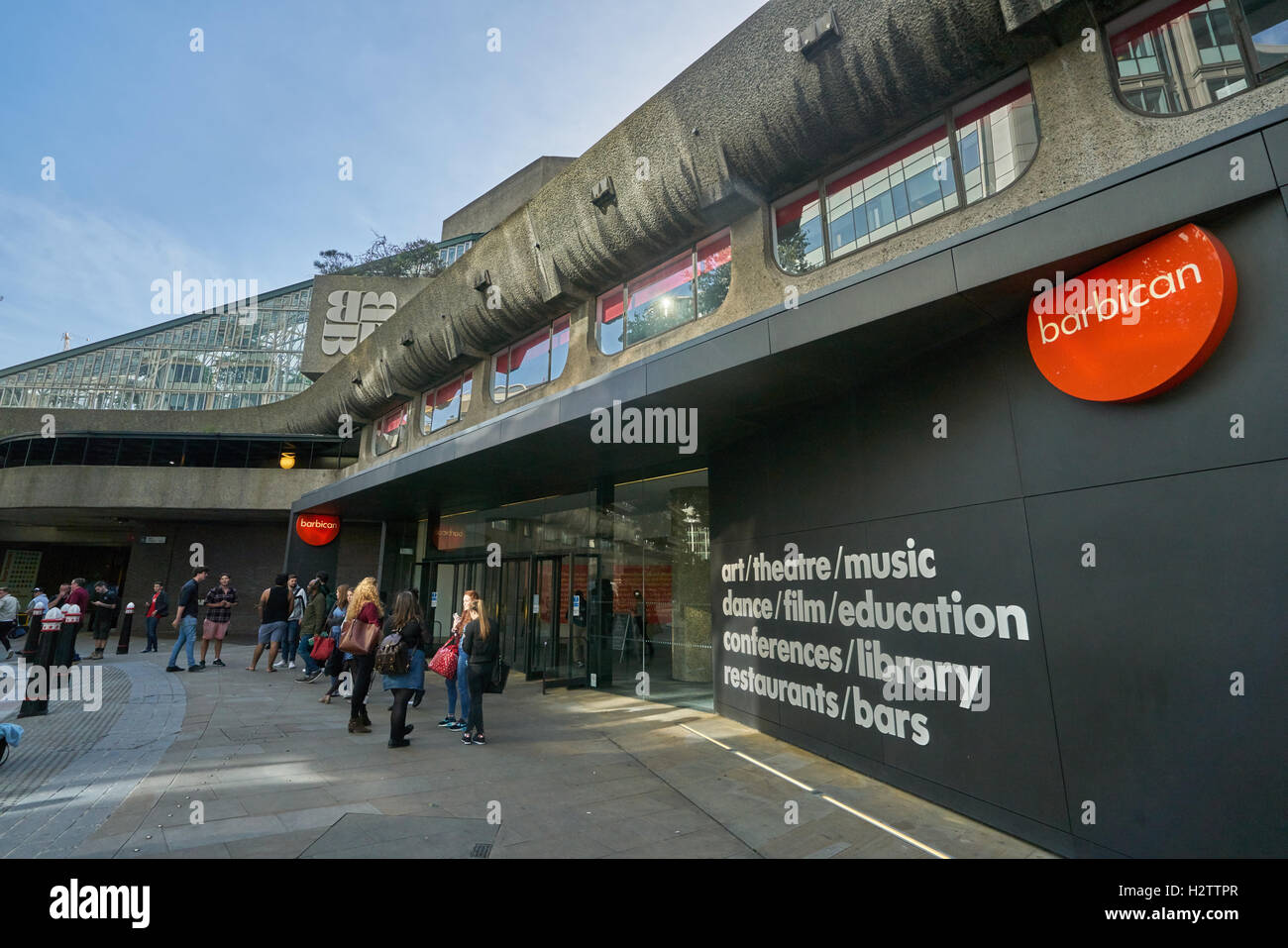 Eingang zum Barbican Arts centre Stockfoto