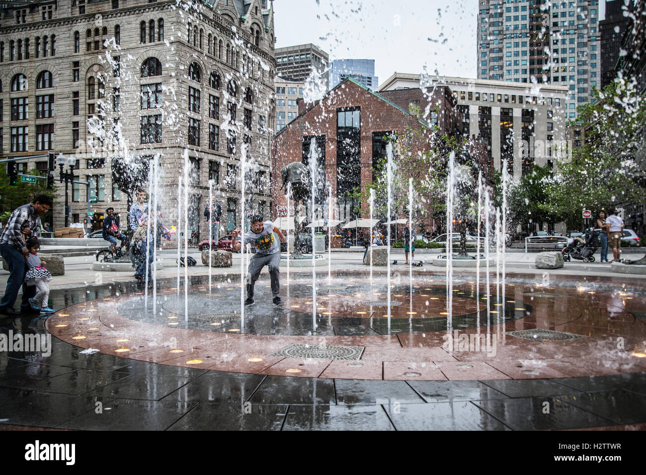 Junge Leute, die Spaß in der Ringe Brunnen, Boston Stockfoto