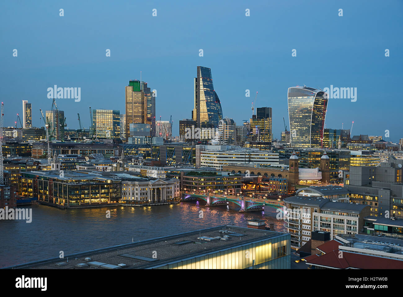 Der Londoner Skyline.   Bankenviertel.  London bei Nacht.  Wolkenkratzer Hochhäuser. Stockfoto