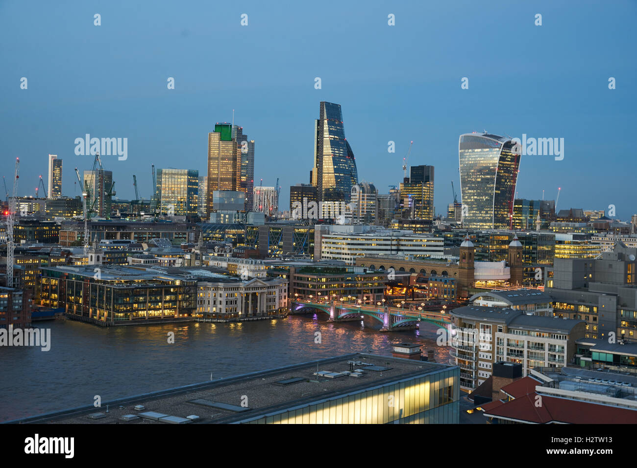 Der Londoner Skyline.   Bankenviertel.  London bei Nacht.  Wolkenkratzer Hochhäuser. Stockfoto