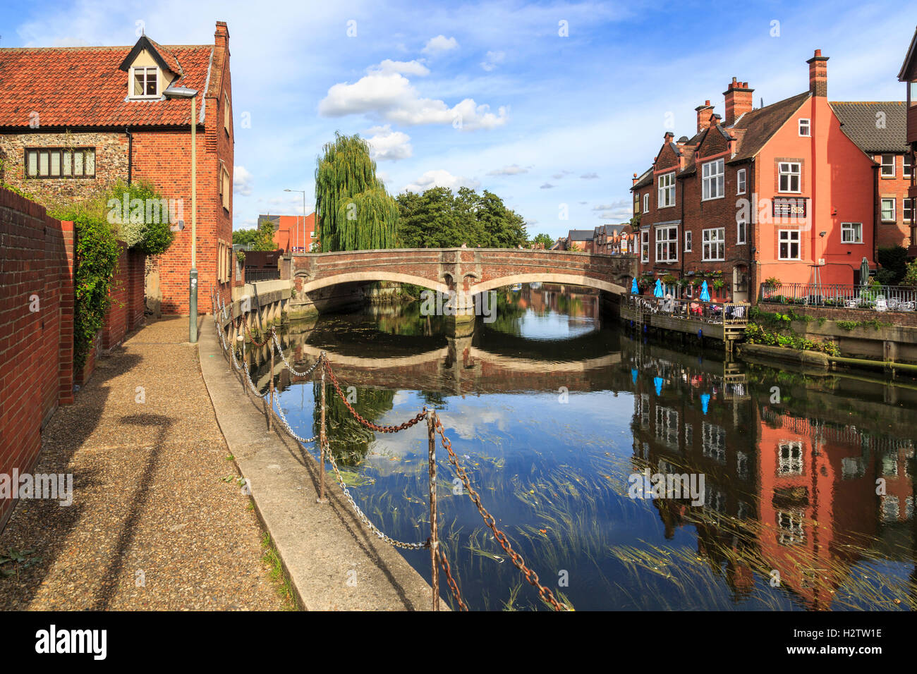 Blick auf Fye Brücke, Rippen und Fluß Yare, Norwich, Norfolk, East Anglia, Ostengland an einem sonnigen Tag mit blauem Himmel Stockfoto