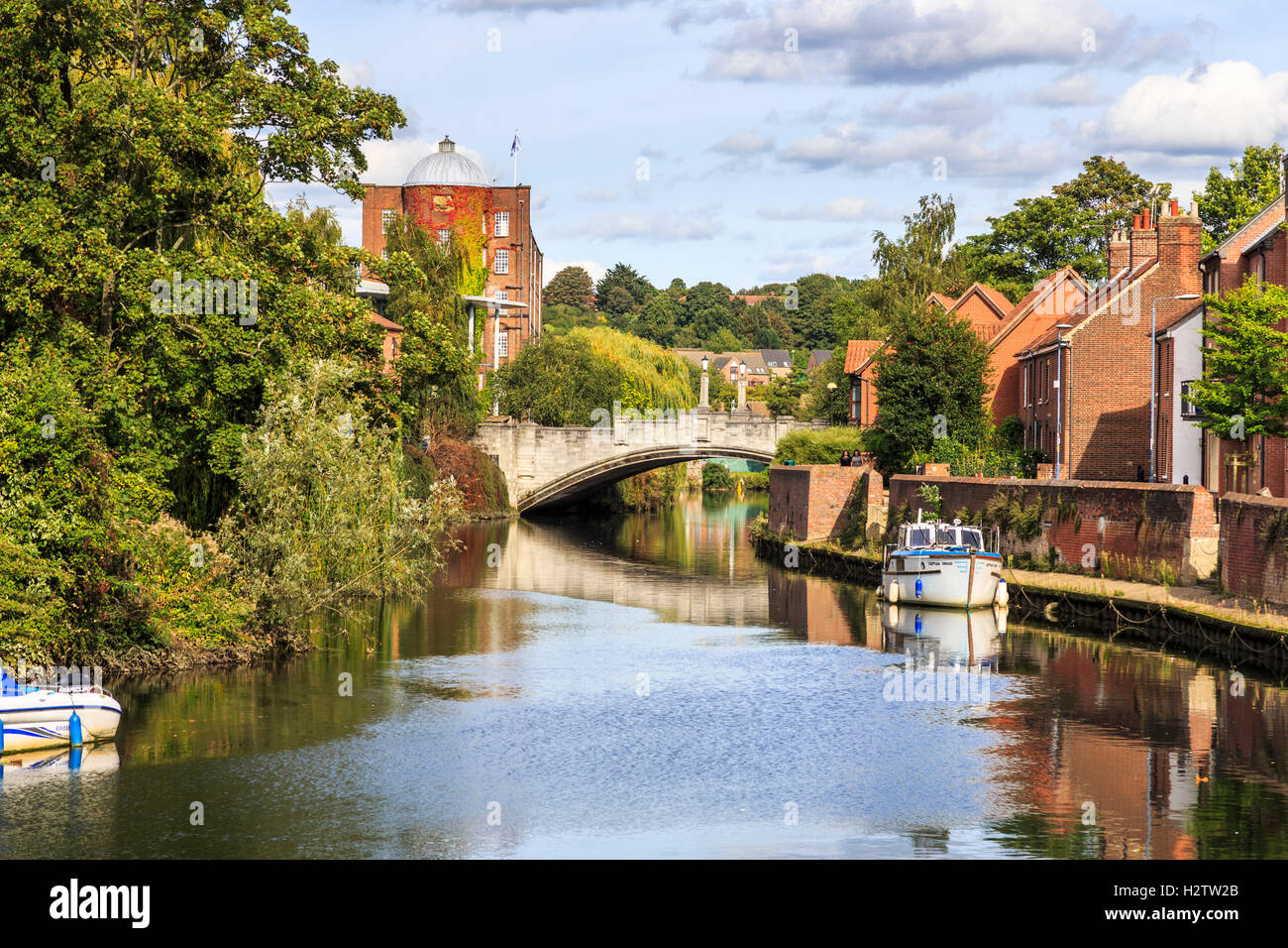 An einem sonnigen Tag an den Fluss Yare von Fye Brücke, Norwich, Norfolk, East Anglia, Ostengland und Kai Seite anzeigen Stockfoto