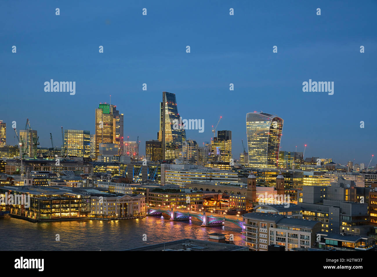 Der Londoner Skyline.   Bankenviertel.  London bei Nacht.  Wolkenkratzer Hochhäuser. Stockfoto