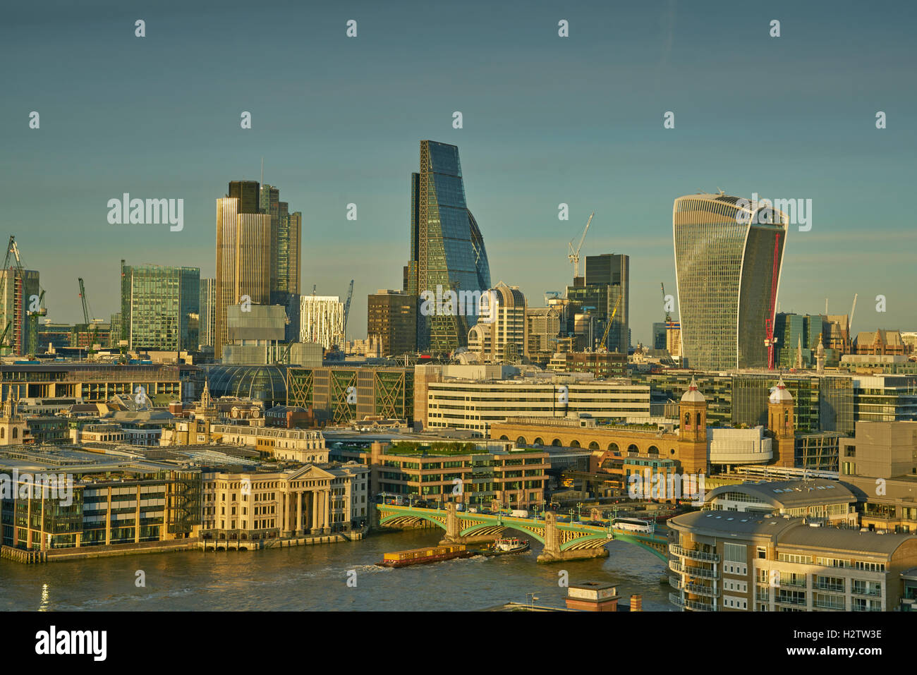 Der Londoner Skyline.   Bankenviertel.  London bei Nacht.  Wolkenkratzer Hochhäuser. Stockfoto