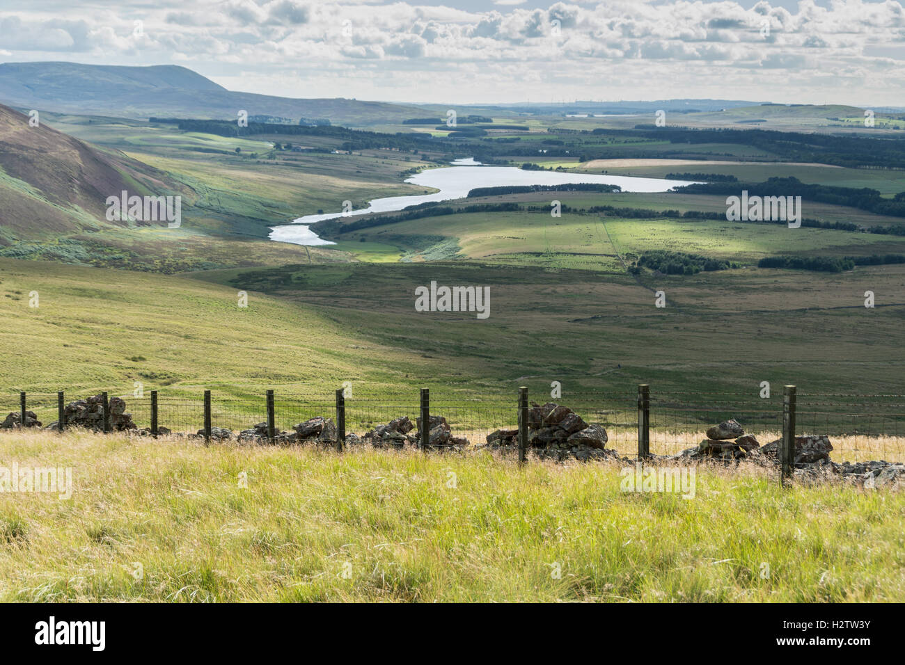 Die Pentland Hills um Edinburgh mit Blick auf den Stauseen, Schottland Stockfoto