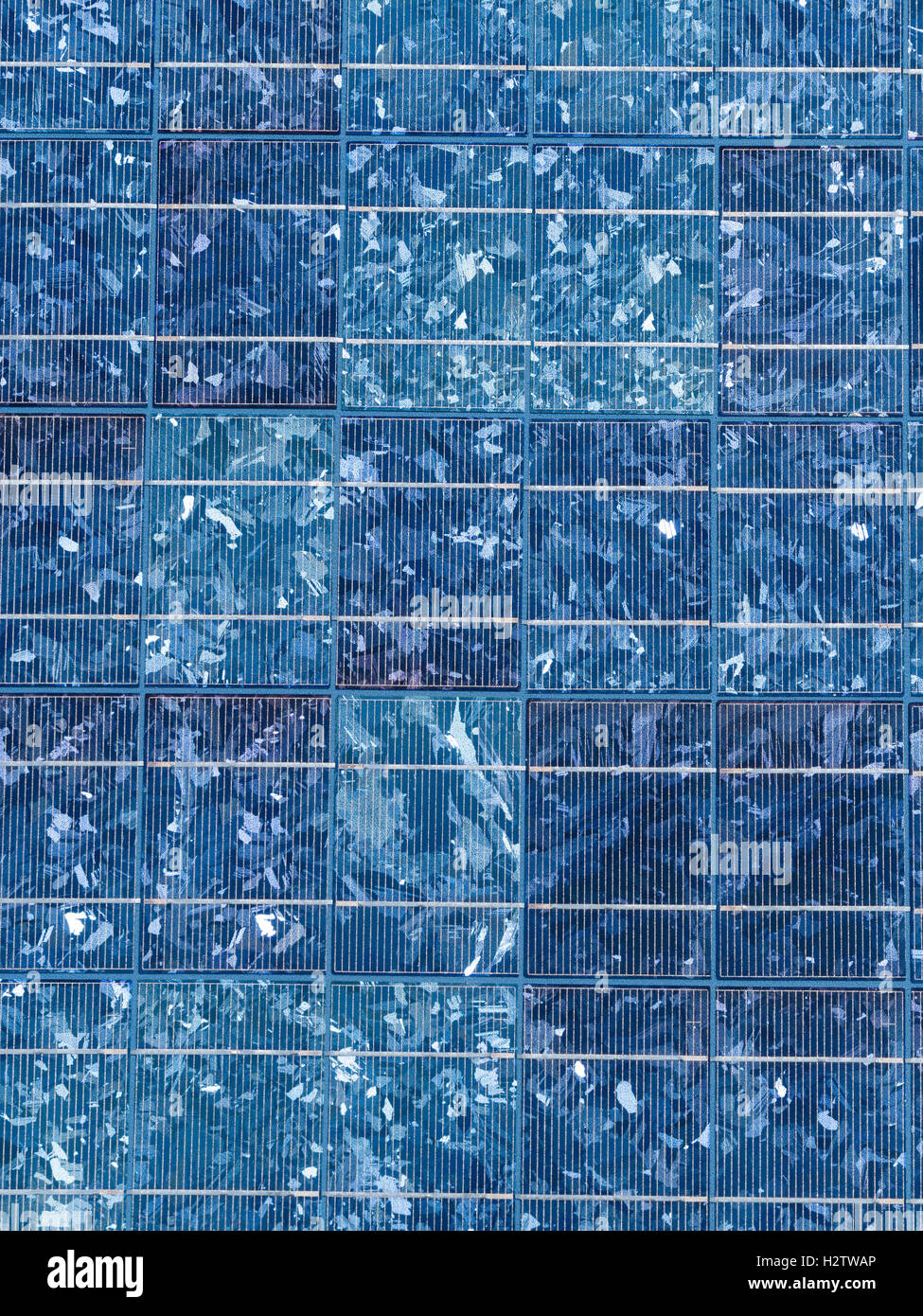 Blaue polykristalline Silizium Solarzellen, Scalsaig Leuchtturm Insel Colonsay, Scotland, UK. Stockfoto