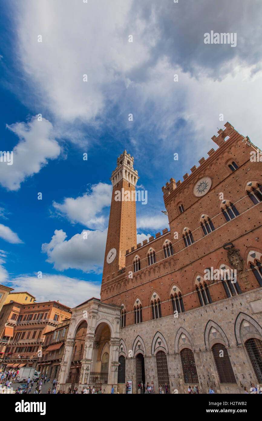 SIENA, Italien - 21. September 2016: Nicht identifizierten Personen am Piazza del Campo in Siena. Es wurde im 13. Jahrhundert erbaut und ist regarde Stockfoto