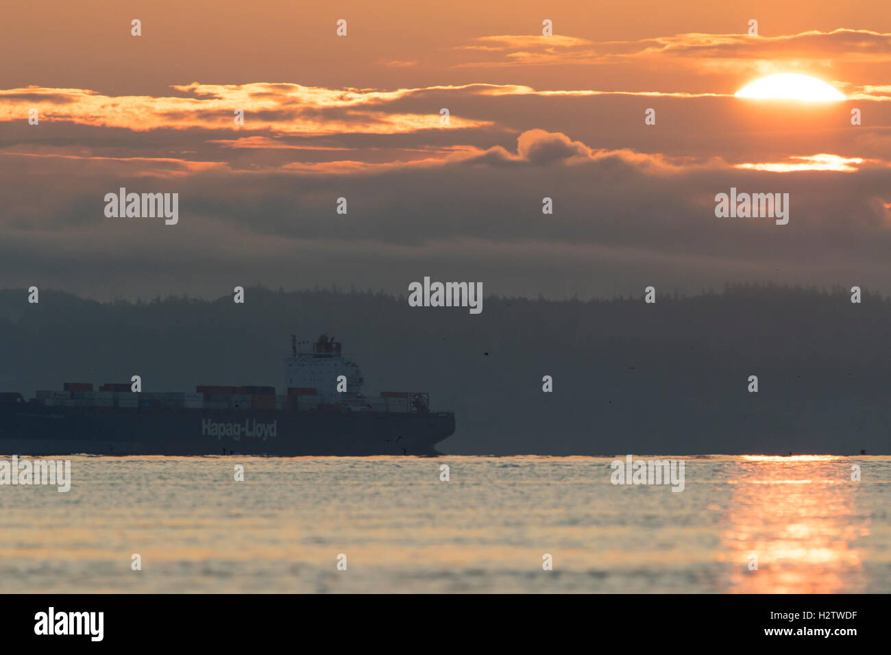 Puget Sound bei Sonnenaufgang mit Containerschiff. Stockfoto