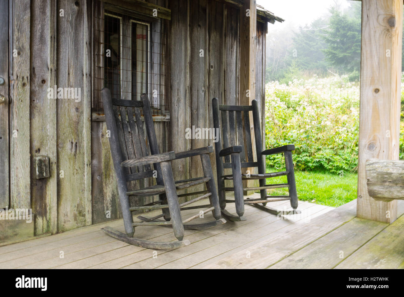 Stühle auf der Veranda der Hütte auf Mt. LeConte in den Great Smoky Mountains National Park rocken Stockfoto