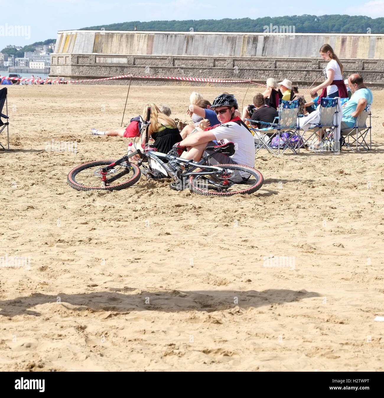 22. Juni 2014, das Strandleben genießen, nachdem es mit dem Fahrrad fahren.  Urlaub mit dem Fahrrad. Weston Super Mare, North Somerset, England, Stockfoto