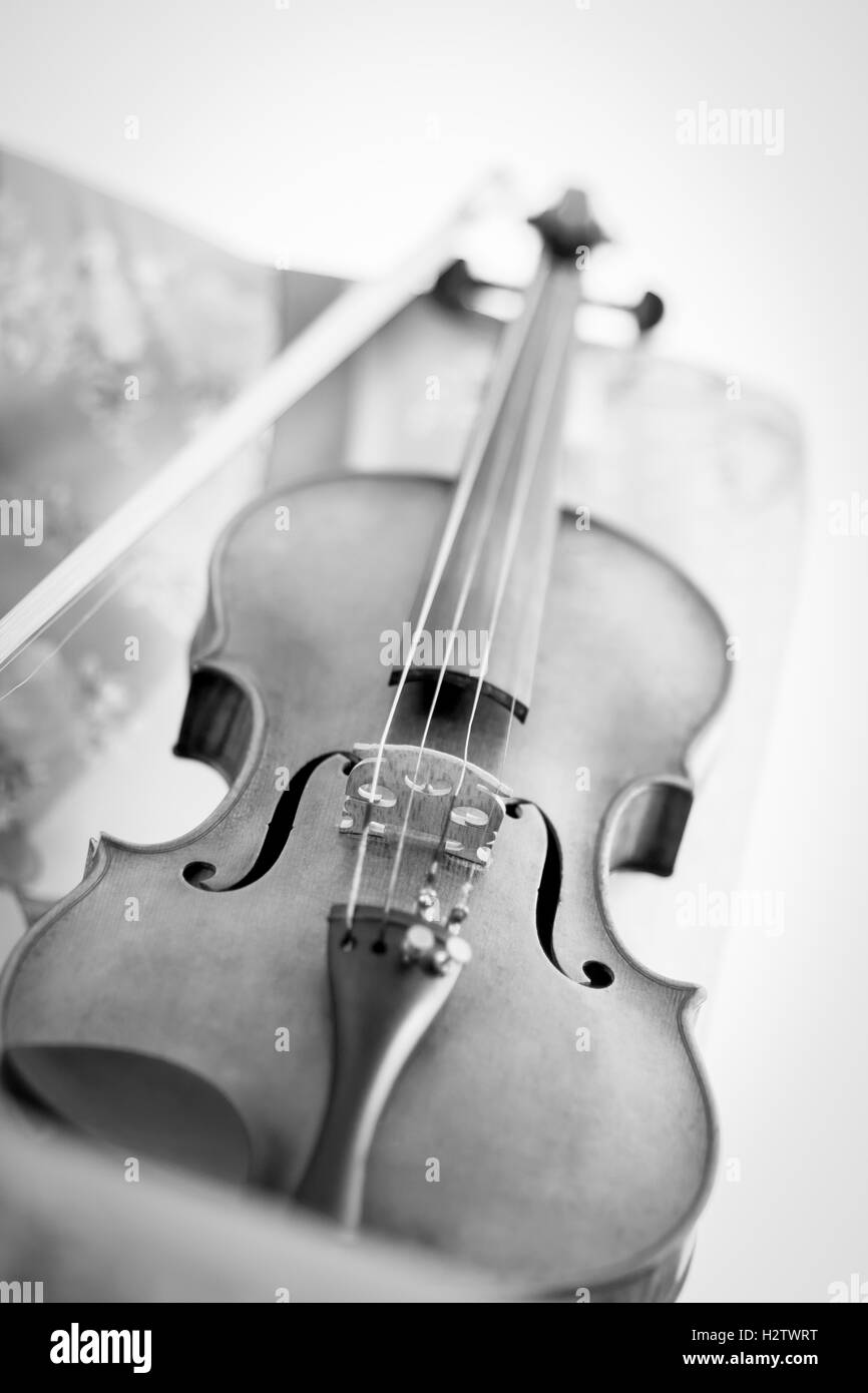 Black und White Nahaufnahme Foto einer Violine Stockfoto