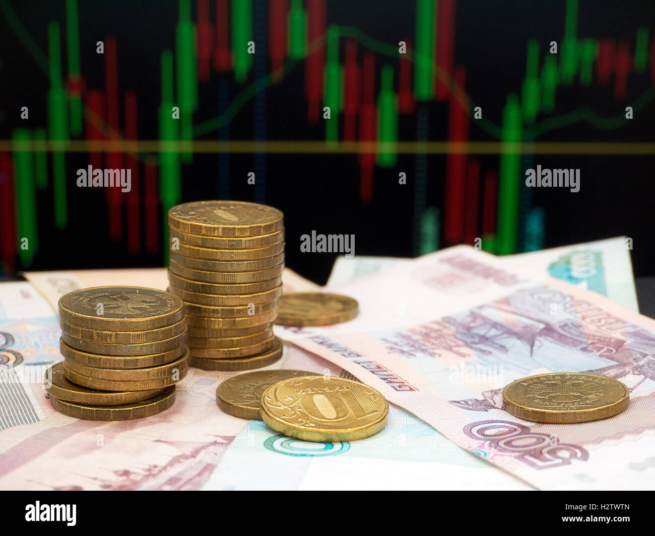 Münze Häufchen auf das trading Diagrammhintergrund Stockfoto