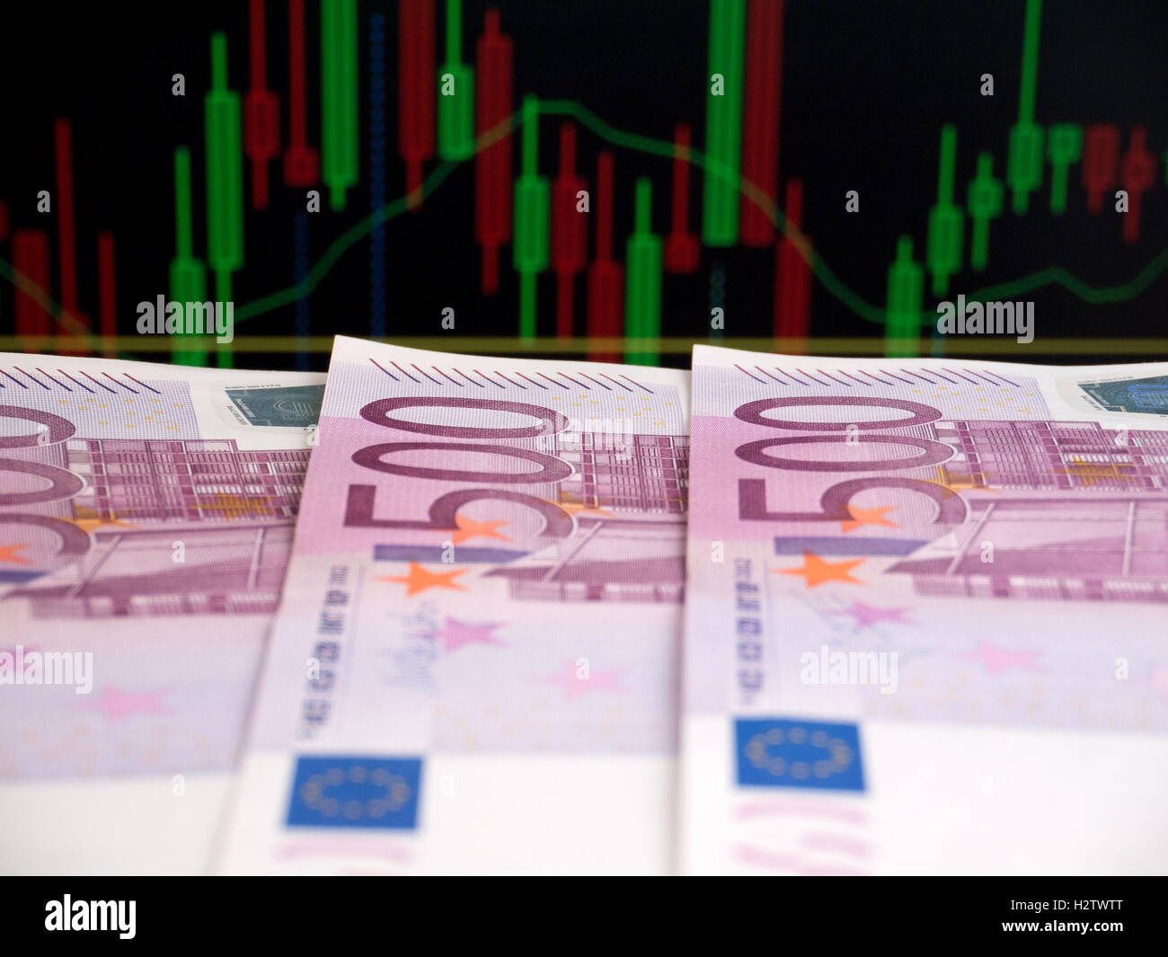 Fünfhundert Euro-Banknoten auf den Diagrammhintergrund Stockfoto