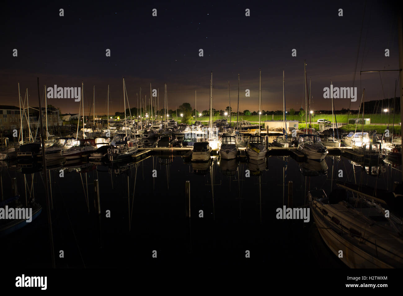 Nachtansicht der Yachten in marina Stockfoto