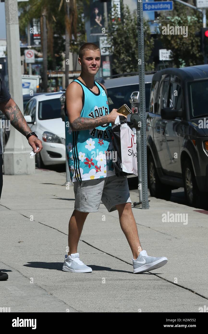 Justin Bieber kaufen Sneakers aus Schuh-Palast auf Melrose Avenue mit: Justin  Bieber Where: Los Angeles, California, Vereinigte Staaten von Amerika bei:  26. Juli 2016 Stockfotografie - Alamy