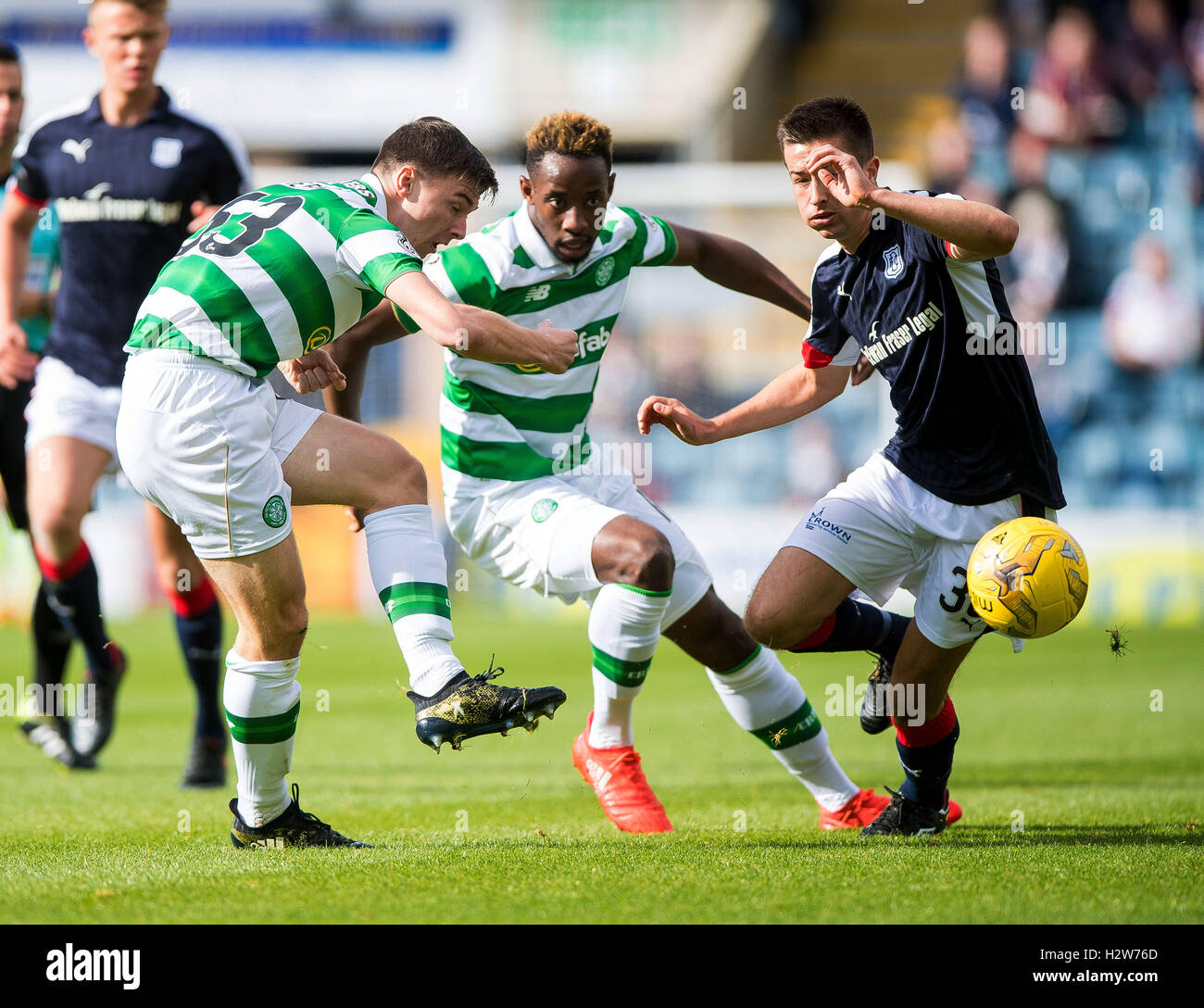 Celtic Kieran Tierney (links) und Moussa Dembele kämpfen um den Ball mit Dundee Cammy Kerr während der schottischen Premier League Match bei Dens Park, Dundee. Stockfoto