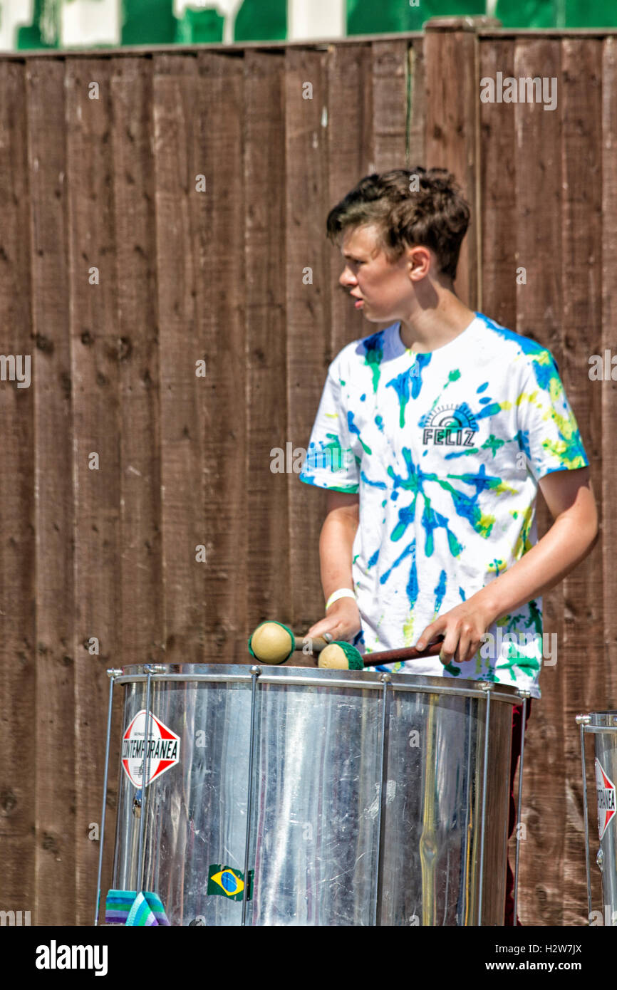 Männlichen Teenager spielen einen Stahl-Trommel, Musikfestival, Jimmys Farm, Ipswich, Suffolk, UK Stockfoto