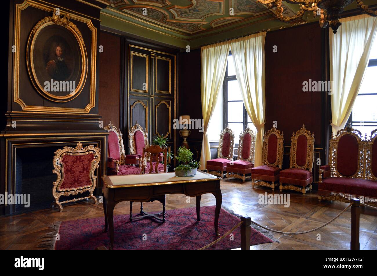 Lounge des Publikums in einem Schloss mit einem Tisch und Stühlen ehemaligen). Stockfoto